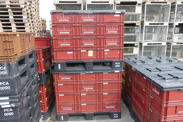Konvolut Kunststoffkisten Umfang: 2x Palette mit Inhalt (Kisten und Palettendeckel)